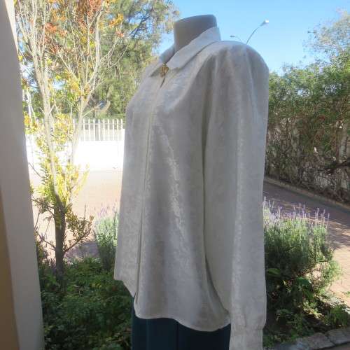 Amazing silky white floral embossed long sleeve blouse in size 42/18. With shirt collar. As new.
