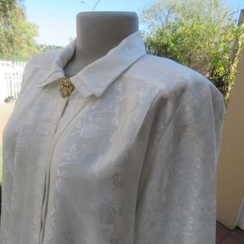 Amazing silky white floral embossed long sleeve blouse in size 42/18. With shirt collar. As new.