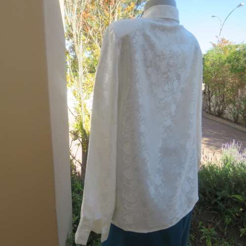 Amazing silky white floral embossed long sleeve blouse in size 42/18. With shirt collar. As new.