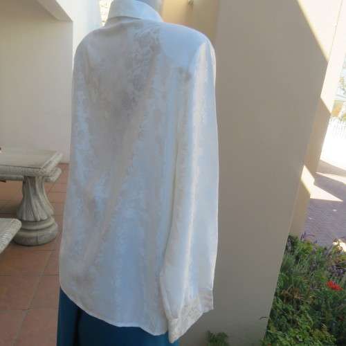 Amazing silky white floral embossed long sleeve blouse in size 42/18. With shirt collar. As new.