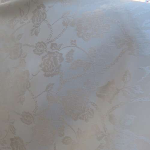 Amazing silky white floral embossed long sleeve blouse in size 42/18. With shirt collar. As new.