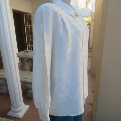 Amazing silky white floral embossed long sleeve blouse in size 42/18. With shirt collar. As new.