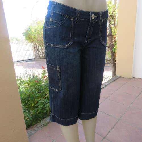 Chic denim cropped jeans with pockets on leg sides. Front and dummies at back size 34/10 by NETWORK.