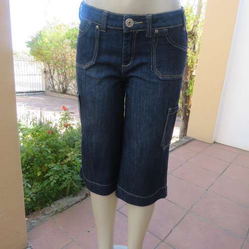 Chic denim cropped jeans with pockets on leg sides. Front and dummies at back size 34/10 by NETWORK.