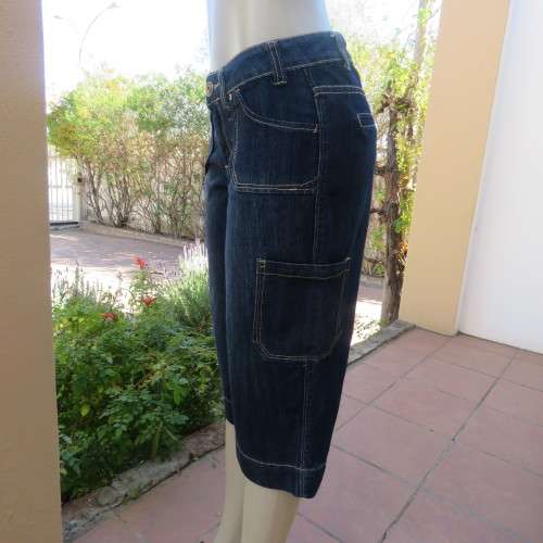 Chic denim cropped jeans with pockets on leg sides. Front and dummies at back size 34/10 by NETWORK.