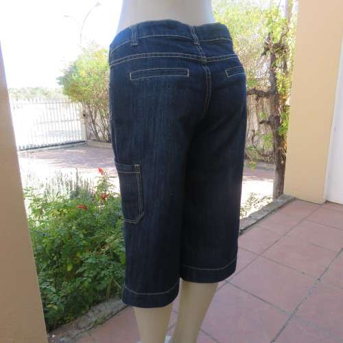 Chic denim cropped jeans with pockets on leg sides. Front and dummies at back size 34/10 by NETWORK.