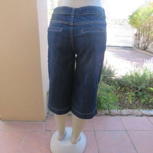 Chic denim cropped jeans with pockets on leg sides. Front and dummies at back size 34/10 by NETWORK.