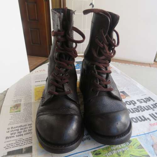 Pair SADF brown genuine leather boots in size 5.5. Issued 2005 by MGS. Army size 240 W.