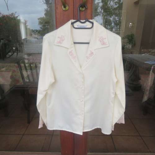 Rich cream long sleeve pyjama top with dainty pink embroidery. Size 32/8 by Foshini.New cond.