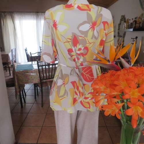 Cheerful PENNY C top in yellow,beige,red and orange floral design. Size 42/18. Very good cond.