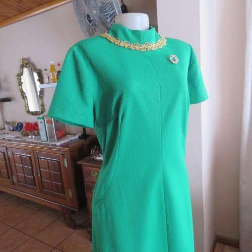 Vintage crimplene dress for special occasion in emerald green by boutique in size 38/14. New cond.