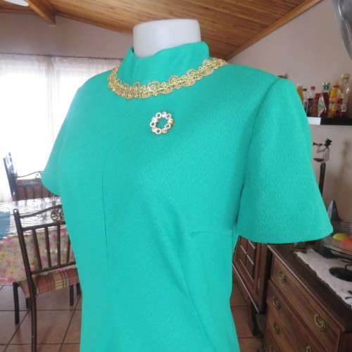 Vintage crimplene dress for special occasion in emerald green by boutique in size 38/14. New cond.