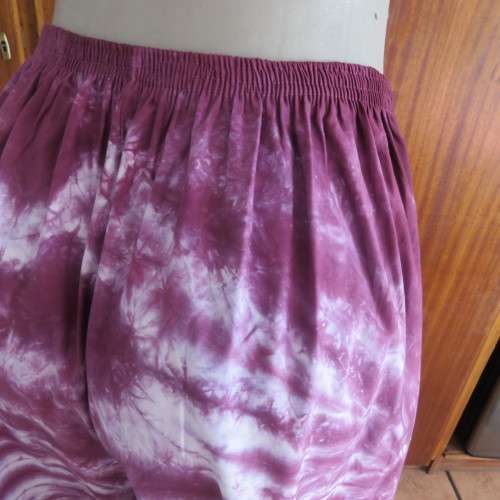 Comfy tie dye board shorts in mulberry and white polycotton. Elasticated waist. To fit 36 to 38 best