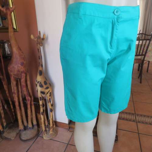 Atrractive seagreen dress style shorts. Size 38/14. By Image. In stretch cotton fabric. As new.