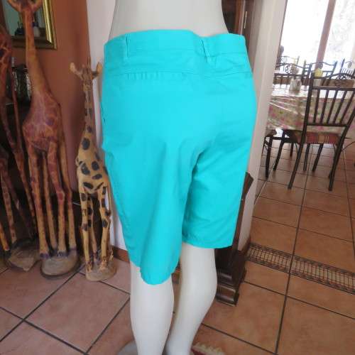 Atrractive seagreen dress style shorts. Size 38/14. By Image. In stretch cotton fabric. As new.