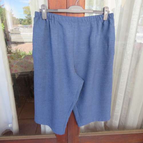Easy to wear knee pants. Steele blue colour. Side pockets. Size 44/20. Boutique made. New condition.