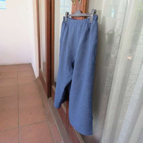 Easy to wear knee pants. Steele blue colour. Side pockets. Size 44/20. Boutique made. New condition.