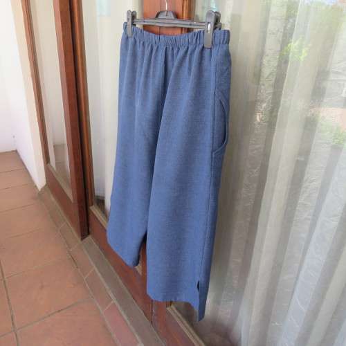 Easy to wear knee pants. Steele blue colour. Side pockets. Size 44/20. Boutique made. New condition.