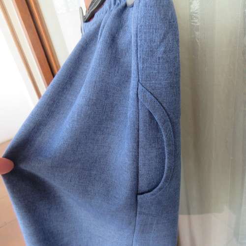 Easy to wear knee pants. Steele blue colour. Side pockets. Size 44/20. Boutique made. New condition.