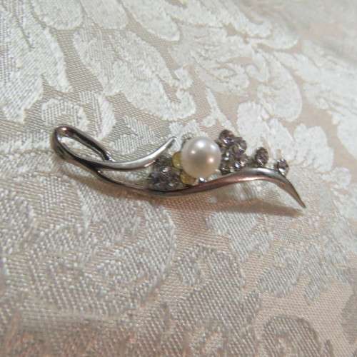 Rhodium plated brooch with faux diamonds and pearl decoration. Length 6cm. As New.