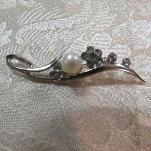 Rhodium plated brooch with faux diamonds and pearl decoration. Length 6cm. As New.