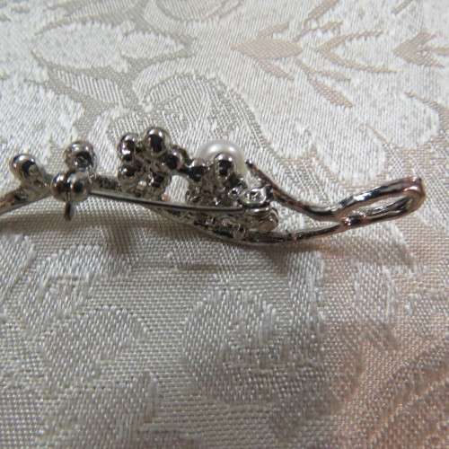 Rhodium plated brooch with faux diamonds and pearl decoration. Length 6cm. As New.