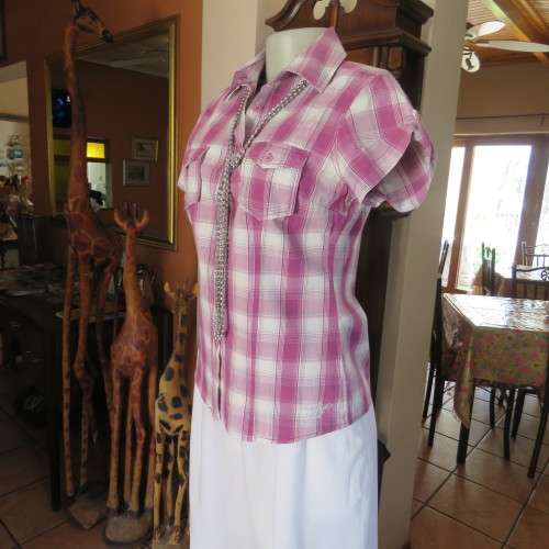 Casual checked capped sleeve top. Two small front pockets. Size 36/12. By OBR. Good condition.