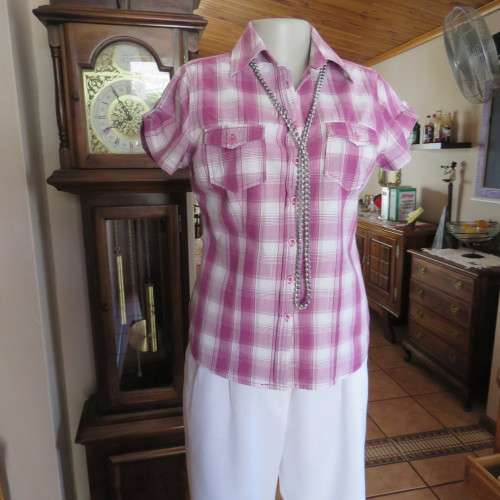 Casual checked capped sleeve top. Two small front pockets. Size 36/12. By OBR. Good condition.