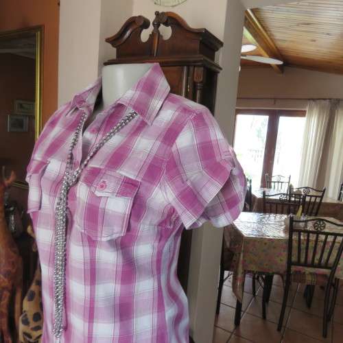 Casual checked capped sleeve top. Two small front pockets. Size 36/12. By OBR. Good condition.