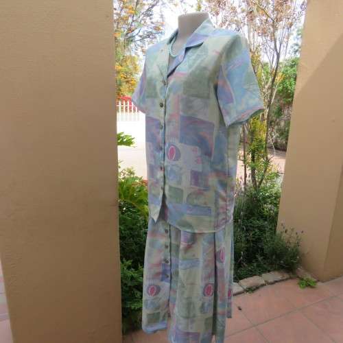 As new two piece skirt suite Short sleeve top A-line paneled skirt Size 34-10 By ` Saint Honor`