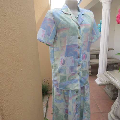 As new two piece skirt suite Short sleeve top A-line paneled skirt Size 34-10 By ` Saint Honor`