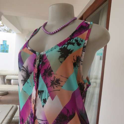 Chic sheer polyester sleeveless summer top with tropical print Size 34-10 By `RED` As new