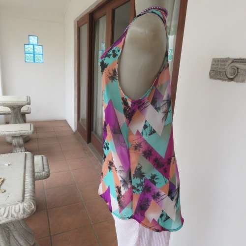 Chic sheer polyester sleeveless summer top with tropical print Size 34-10 By `RED` As new