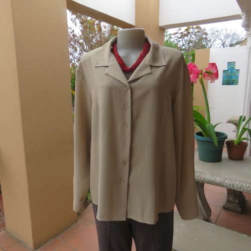 For those who are `CHOOZIE`, rich cream long sleeve top Button down front Size 44-20 As new