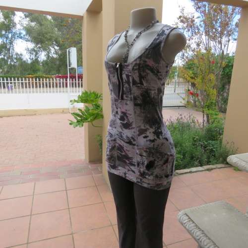 Sexy long sleeveless top in grey shades and pink U-neckline Size 32-8 by `RT` Good condition