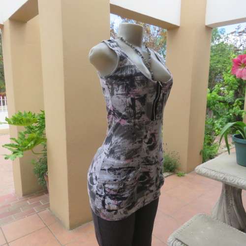 Sexy long sleeveless top in grey shades and pink U-neckline Size 32-8 by `RT` Good condition