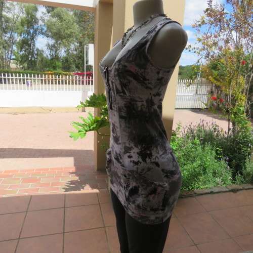 Sexy long sleeveless top in grey shades and pink U-neckline Size 32-8 by `RT` Good condition