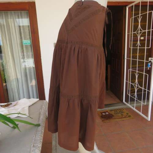 Tiered chocolate brown skirt in size 36/12. With drawstring in waist. Fully lined. New condition.