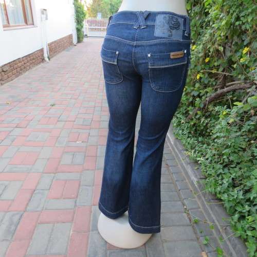 Fashion denim jeans in skinny kick flare. By `Island River Denim`. Size 31/8. New condition.