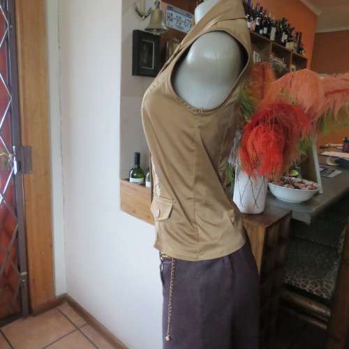 Cute waistcoat style button down tailored top with open collar. Size 32/8. By `MH classics`. As new.