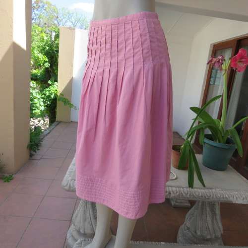 Rose pink irresistible skirt with stitched knife pleats. Narrow waist band. Size 34/10. As new.