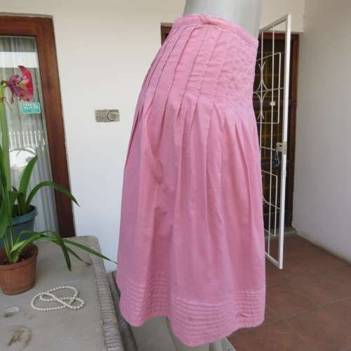 Rose pink irresistible skirt with stitched knife pleats. Narrow waist band. Size 34/10. As new.
