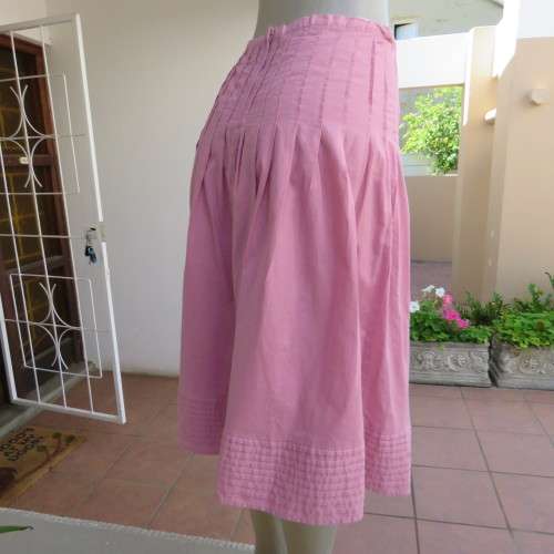 Rose pink irresistible skirt with stitched knife pleats. Narrow waist band. Size 34/10. As new.
