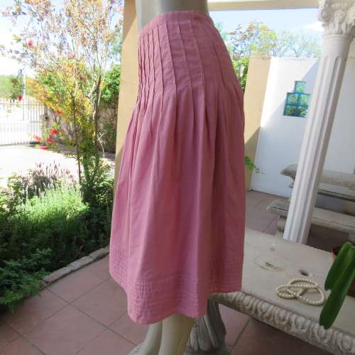 Rose pink irresistible skirt with stitched knife pleats. Narrow waist band. Size 34/10. As new.