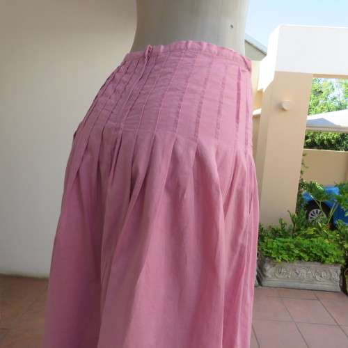 Rose pink irresistible skirt with stitched knife pleats. Narrow waist band. Size 34/10. As new.