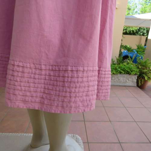 Rose pink irresistible skirt with stitched knife pleats. Narrow waist band. Size 34/10. As new.