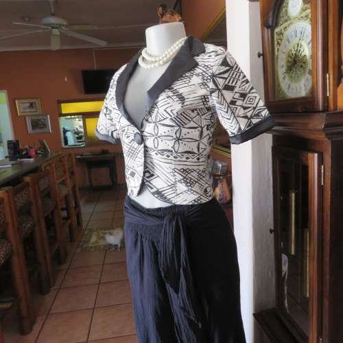 State of the art  cropped special occasion top. In size 30/6. Boutique made. New condition.