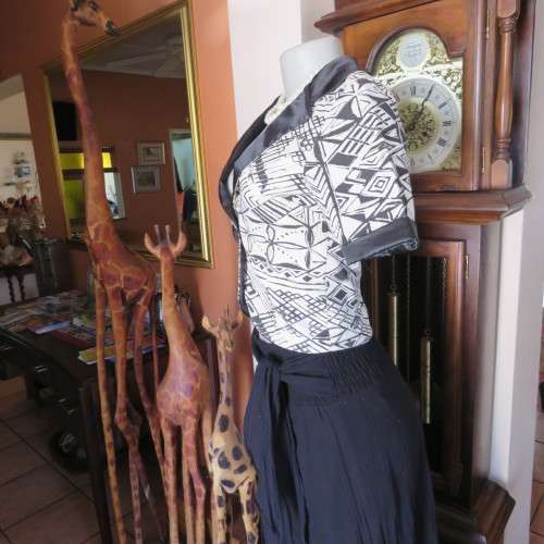 State of the art  cropped special occasion top. In size 30/6. Boutique made. New condition.