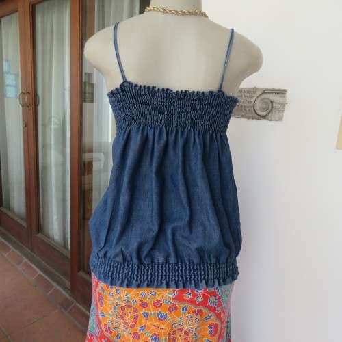 Cute denim strappy top with wide elasticated area top and bottom. Size 34/10. Very good condition.