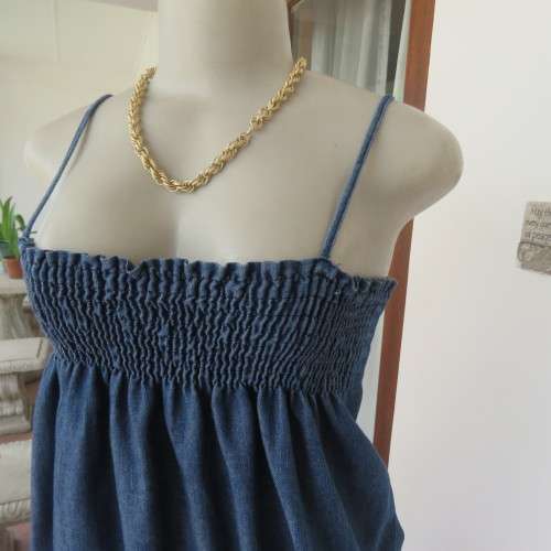 Cute denim strappy top with wide elasticated area top and bottom. Size 34/10. Very good condition.